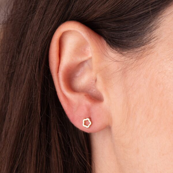 18K PENDIENTES ORO AMARILLO FLOR BRILLO CALADA 5 X 5 MM. CIERRE TUERCA - Imagen 2