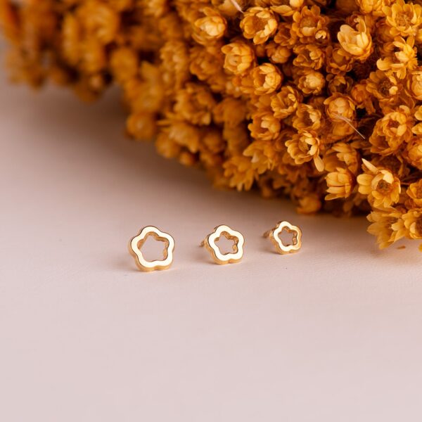 18K PENDIENTES ORO AMARILLO FLOR BRILLO CALADA 7 X 7 MM. CIERRE TUERCA - Imagen 3