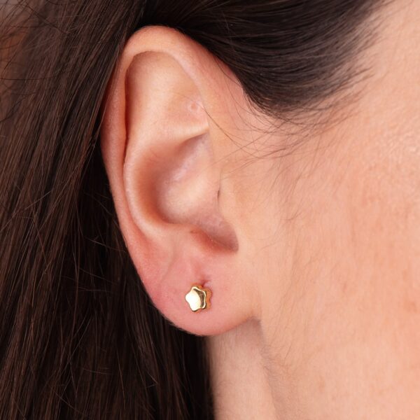 18K PENDIENTES ORO AMARILLO FLOR CONCAVO EN BRILLO 5X5 MM. CIERRE TUERCA - Imagen 2