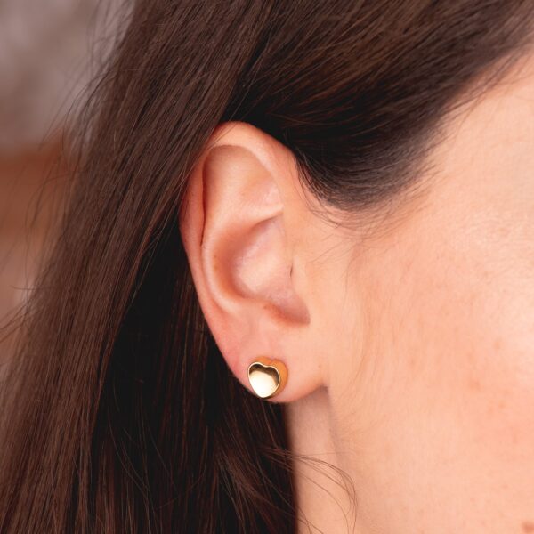 18K PENDIENTES ORO AMARILLO CORAZON CONCAVO EN BRILLO 8X8 MM. CIERRE PRESION - Imagen 2