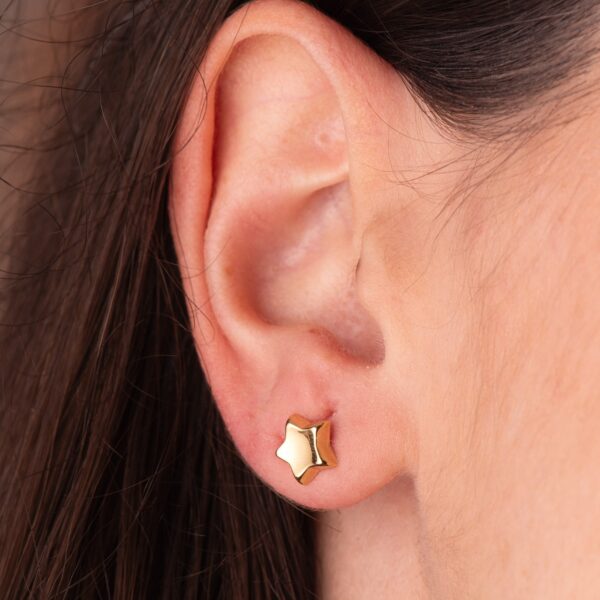 18K PENDIENTES ORO AMARILLO ESTRELLA CONCAVO EN BRILLO 8X8 MM. CIERRE PRESION - Imagen 2
