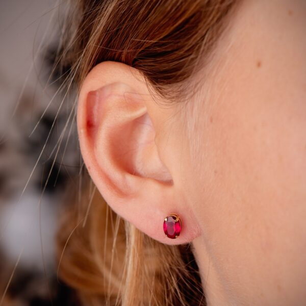 18K PENDIENTES ORO AMARILLO OVAL PIEDRA ROJA 7 X 5 MM. CIERRE PRESION - Imagen 2