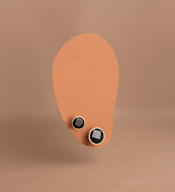 18K PENDIENTES ORO AMARILLO CHATON CON CIRCONITA NEGRA. ANCHO: 6,2 MM. CIERRE PRESION - Imagen 2