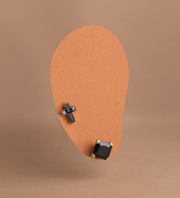 18K PENDIENTES ORO AMARILLO CRUZ CON CIRCONITAS NEGRAS BAGUETTE. 8,5 X 6,5 MM. CIERRE PRESION - Imagen 2