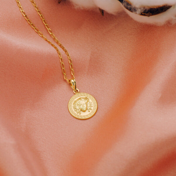 18K MEDALLA ORO AMARILLO MEDUSA CON BORDE DE GRECA MATIZADA 15 MM - Imagen 3