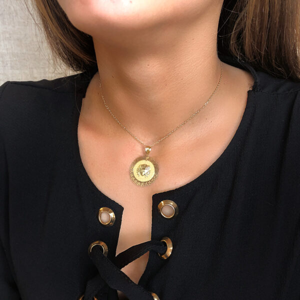 18K MEDALLA ORO AMARILLO MEDUSA CON BORDE CALADA Y GRECA MATIZADA 20 MM - Imagen 3