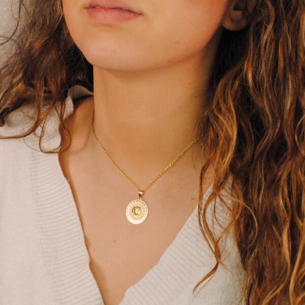 18K MEDALLA ORO AMARILLO MEDUSA CON BORDE CALADA Y GRECA MATIZADA 20 MM - Imagen 2