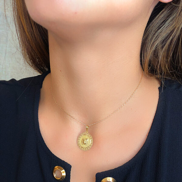 18K MEDALLA ORO AMARILLO MEDUSA CON BORDE CALADA Y GRECA MATIZADA 27 MM - Imagen 3