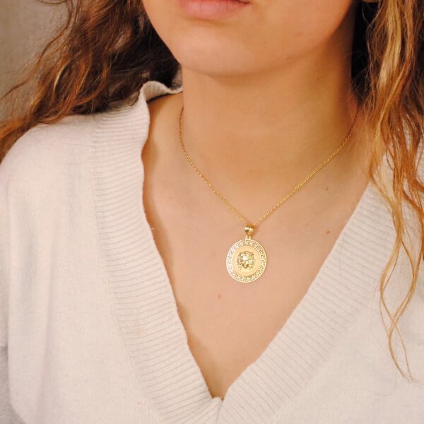 18K MEDALLA ORO AMARILLO MEDUSA CON BORDE CALADA Y GRECA MATIZADA 27 MM - Imagen 2