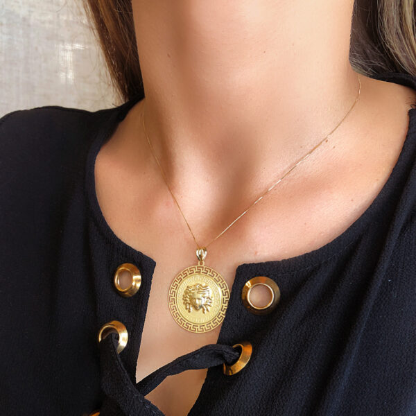 18K MEDALLA ORO AMARILLO MEDUSA CON BORDE CALADA Y GRECA MATIZADA 33 MM - Imagen 2