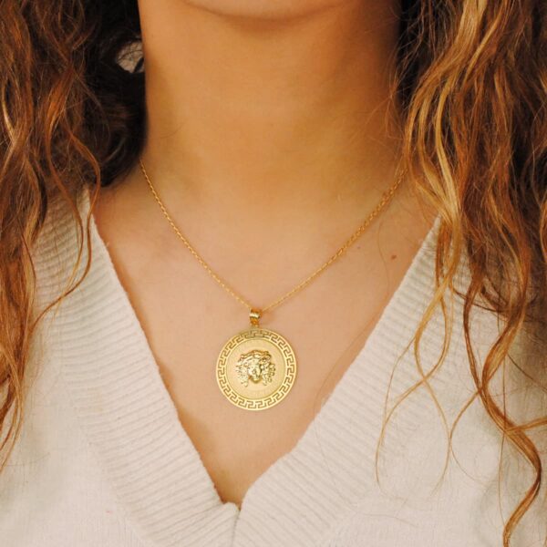 18K MEDALLA ORO AMARILLO MEDUSA CON BORDE CALADA Y GRECA MATIZADA 33 MM - Imagen 3