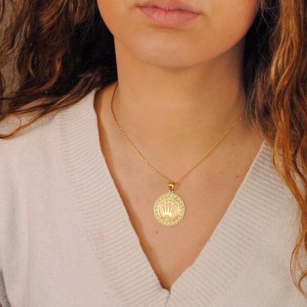 18K MEDALLA ORO AMARILLO CORONA CON BORDE DE GRECA CALADA. 27 MM - Imagen 2