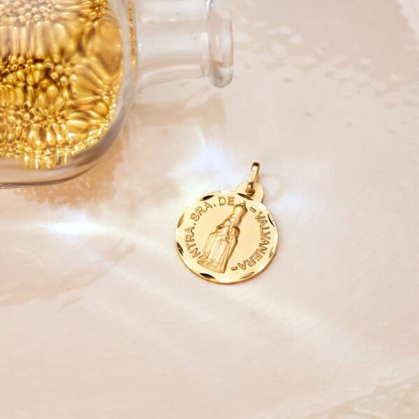 18K MEDALLA ORO AMARILLO NUESTRA SEÑORA DE VALVANERA TALLADA 20 MM - Imagen 2