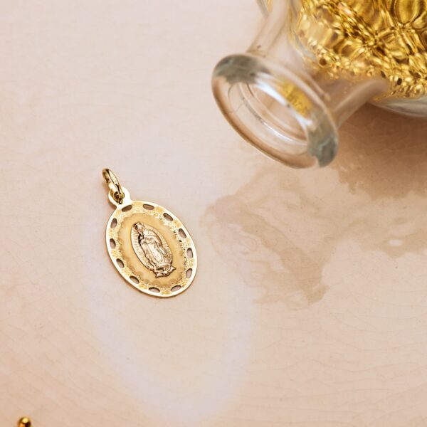 18K MEDALLA ORO AMARILLO VIRGEN DE GUADALUPE CERCO CALADO 23X14 MM - Imagen 2