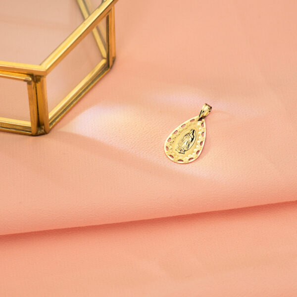 18K MEDALLA ORO AMARILLO VIRGEN DE GUADALUPE CERCO CALADO Y TALLADO 22X14 MM - Imagen 2