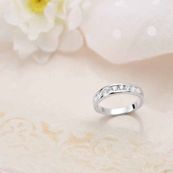 18K ALIANZA 9 DIAMANTES ORO BLANCO 0.50 QTS. PUREZA VS2 COLOR G TALLA BRILLANTE - Imagen 2