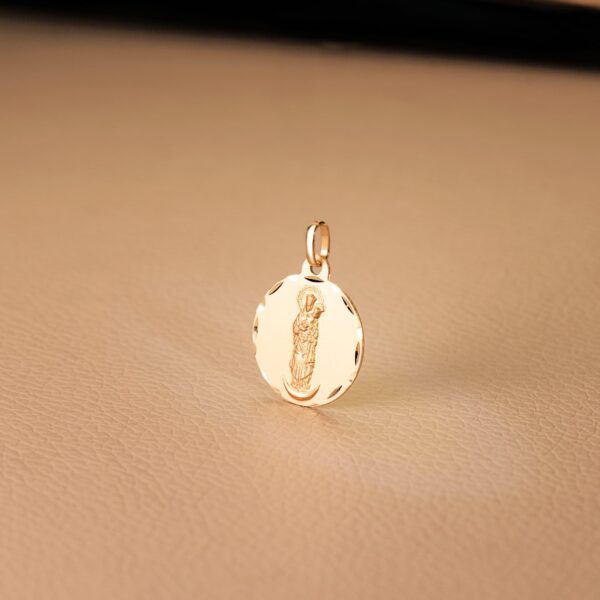 18K MEDALLA ORO AMARILLO VIRGEN DE LA ALMUDENA TALLADA 18 MM - Imagen 2