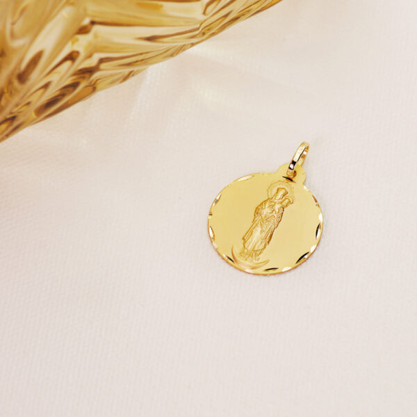 18K MEDALLA ORO AMARILLO VIRGEN DE LA ALMUDENA TALLADA 22 MM - Imagen 2