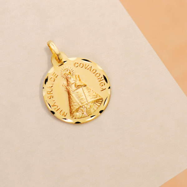 18K MEDALLA ORO AMARILLO DE LA VIRGEN DE COVADONGA TALLADA 18 MM - Imagen 2