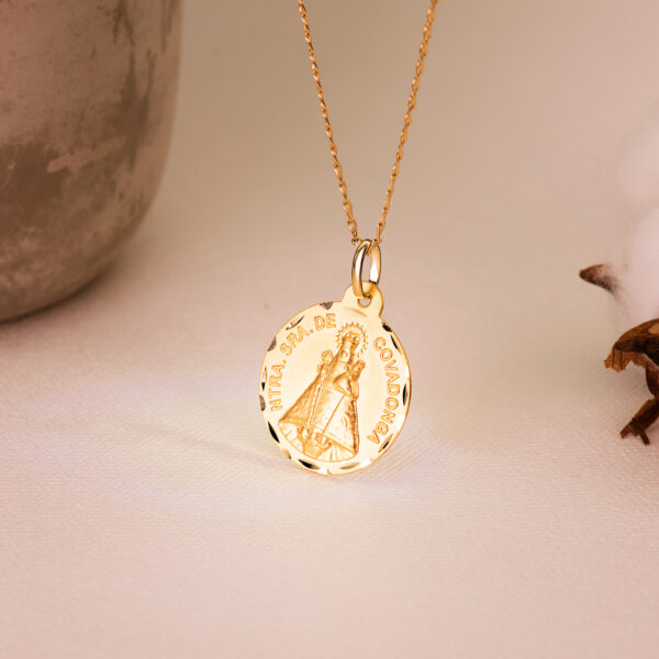 18K MEDALLA ORO AMARILLO DE LA VIRGEN DE COVADONGA 22 MM TALLADA - Imagen 2