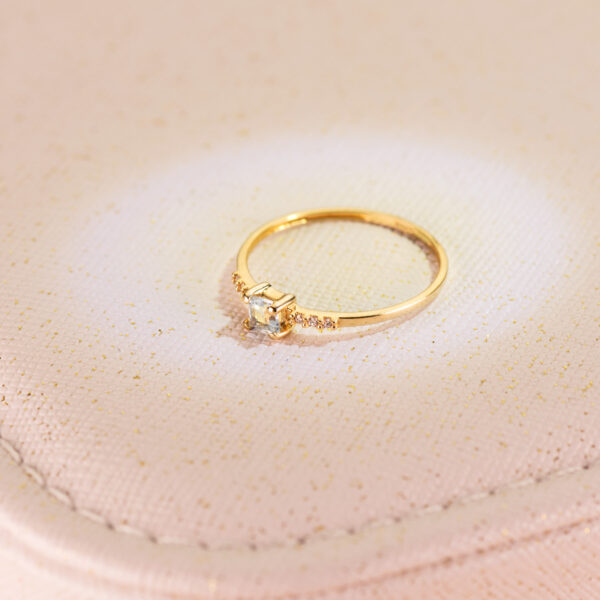 18K SORTIJA ORO AMARILLO 6 DIAMANTES 0,030QTS. G-VS2 AGUAMARINA 3X3MM CUERPO 1MM - Imagen 2