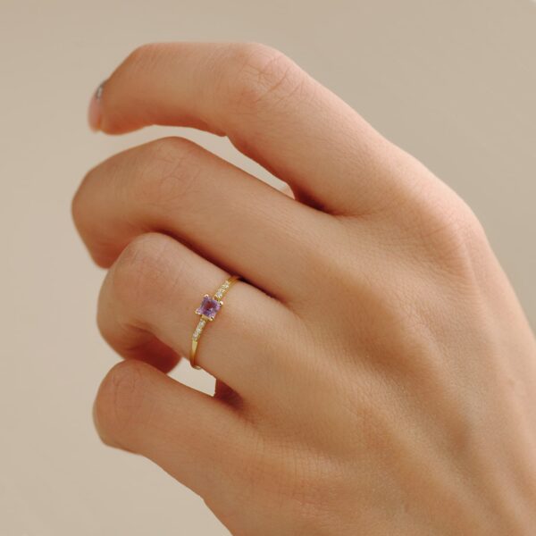 18K SORTIJA ORO AMARILLO 6 DIAMANTES 0.030QTS. G-VS2. AMATISTA 3X3MMCUERPO 1 MM - Imagen 2