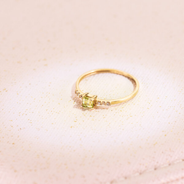 18K SORTIJA ORO AMARILLO 6 DIAMANTES 0,030 QTS. G-VS2. OLIVINA 3X3MM CUERPO 1 MM - Imagen 2