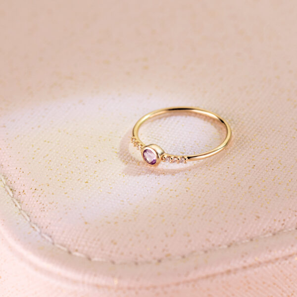 18K SORTIJA ORO AMARILLO 6 DIAMANTES 0.030 QTS. G-VS2. AMATISTA 3 MM - Imagen 2