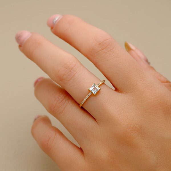 18K SORTIJA ORO AMARILLO 14 DIAMANTES 0.070 QTS. G-VS2 AGUAMARINA 4X4 MM ANCHO 1 MM - Imagen 2