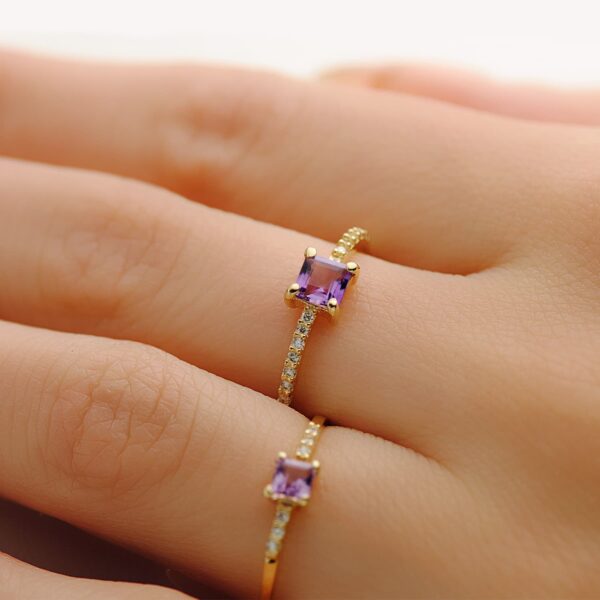 18K SORTIJA ORO AMARILLO 14 DIAMANTES 0.070 QTS. G-VS2. AMATISTA 4X4 MM CUERPO 1 MM - Imagen 2