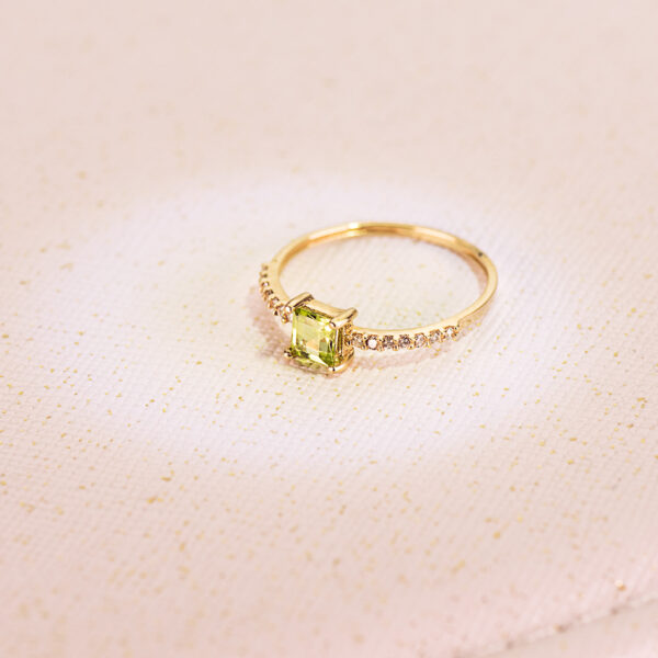 18K SORTIJA ORO AMARILLO 14 DIAMANTES 0.070 QTS. G-VS2. OLIVINA 4X4 MM CUERPO 1 MM - Imagen 2