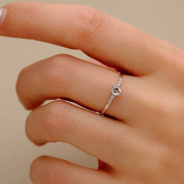 18K SORTIJA ORO BLANCO DIAMANTES 0.030 QT OVAL AGUAMARINA NATURAL 4X3 MM CUERPO 1.30 MM - Imagen 2