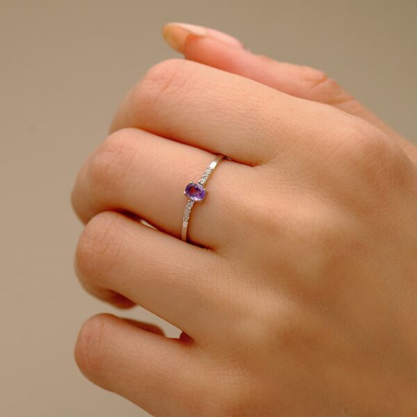 18K SORTIJA DIAMANTE ORO BLANCO 0.030 QT OVAL AMATISTA NATURAL 4 X 3 MM CUERPO 1.30 MM - Imagen 2