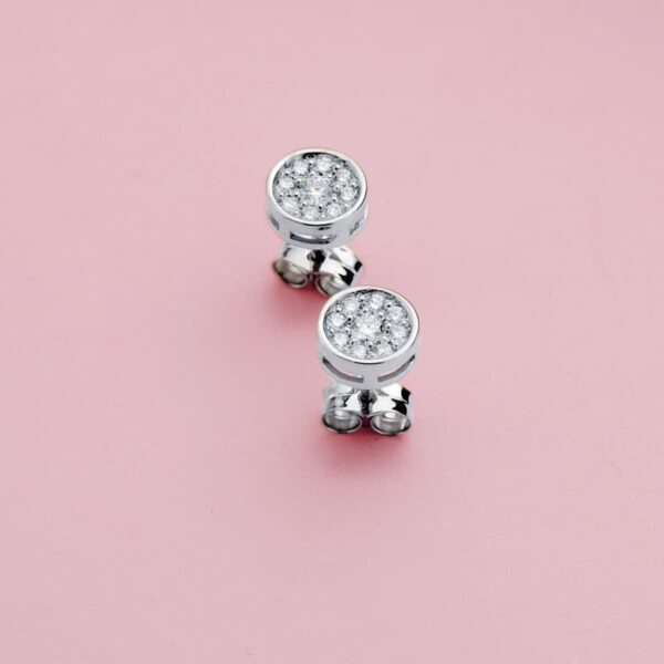 18K PENDIENTES ORO BLANCO CHATON CON 18 DIAMANTES 7X7 MM 0.360 QTS PRESION - Imagen 2