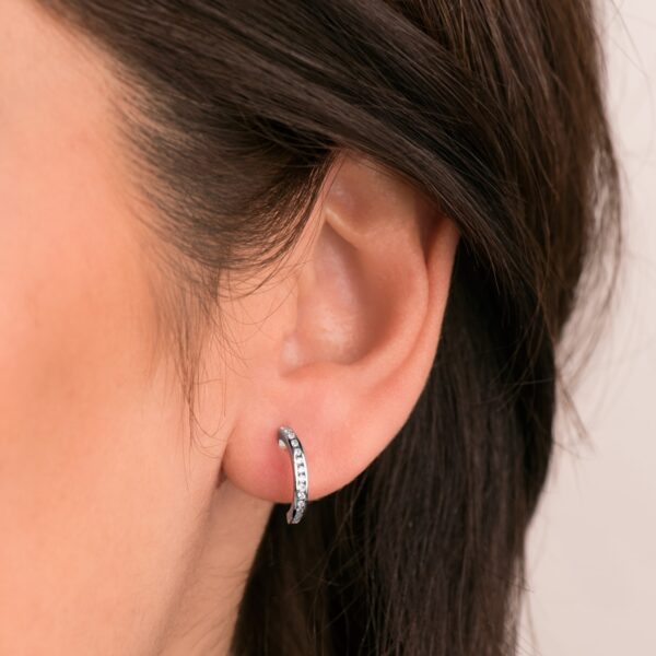 18K AROS ORO BLANCO ABIERTOS CON 28 DIAMANTES. 13 MM - 0.225 QTS PRESION - Imagen 2