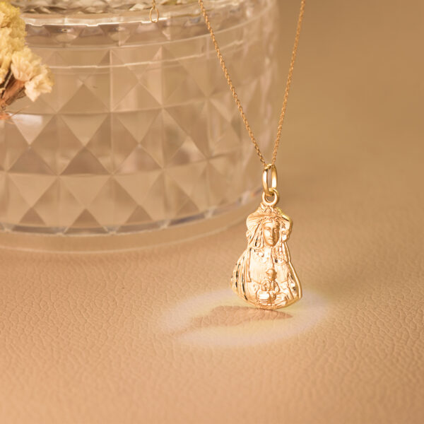 18K MEDALLA ORO AMARILLO VIRGEN DEL ROCIO PASTORA TALLADA 28X18 MM - Imagen 3