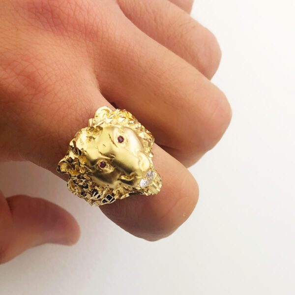 18K SELLO ORO AMARILLO CABEZA DE LEON CON CIRCONITA Y OJOS RUBI ANCHO 23 MM - Imagen 2