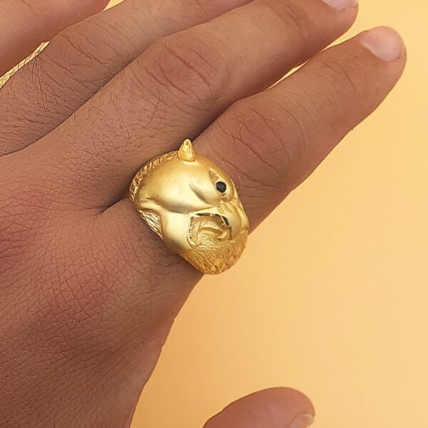 18K SELLO ORO AMARILLO MACIZO PUMA OJO ZAFIRO NATURAL. ANCHO 18 MM - Imagen 3