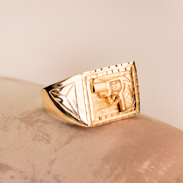 18K SELLO ORO AMARILLO CABALLERO PISTOLA TALLADA RECTANGULAR 21X16 MM - Imagen 2