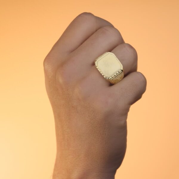 18K SELLO ORO AMARILLO CABALLERO MACIZO TALLADO ZONA GRABADO 18X17 MM - Imagen 3