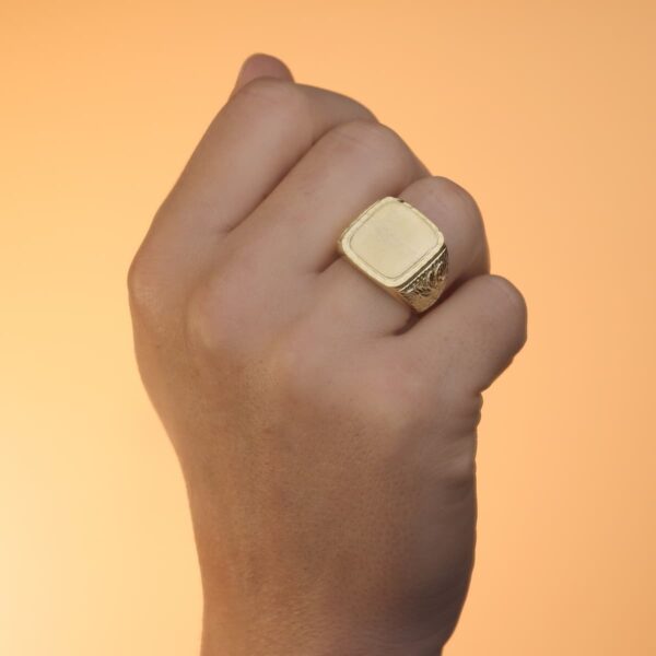 18K SELLO ORO AMARILLO CABALLERO MACIZO TALLADO ZONA GRABADO 18X16 MM - Imagen 3
