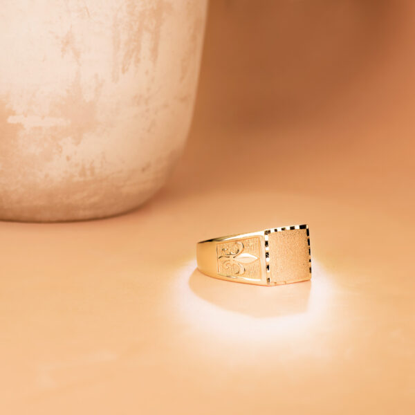 18K SELLO ORO AMARILLO CABALLERO MACIZO FLOR DE LIS TALLADO ZONA GRABADO 11,5 X 11MM - Imagen 3