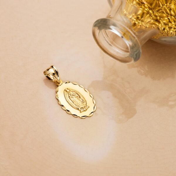 18K MEDALLA ORO AMARILLO VIRGEN DE GUADALUPE TALLA CLASICA OVAL 21X15 MM - Imagen 2
