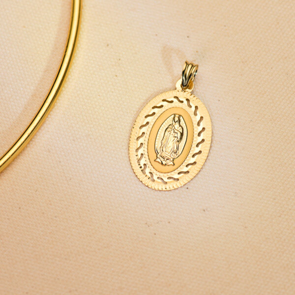18K MEDALLA ORO AMARILLO VIRGEN GUADALUPE CERCO CALADO Y TALLADO. 34 X 22 MM - Imagen 3