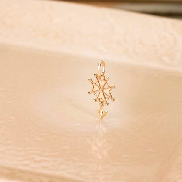 18K CRUZ DE HUGUENOTTE ORO AMARILLO CON PALOMA. 23 X 15 MM - Imagen 2