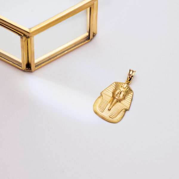 18K COLGANTE ORO AMARILLO TUTANKAMON MATIZADO. 30X22 MM - Imagen 2