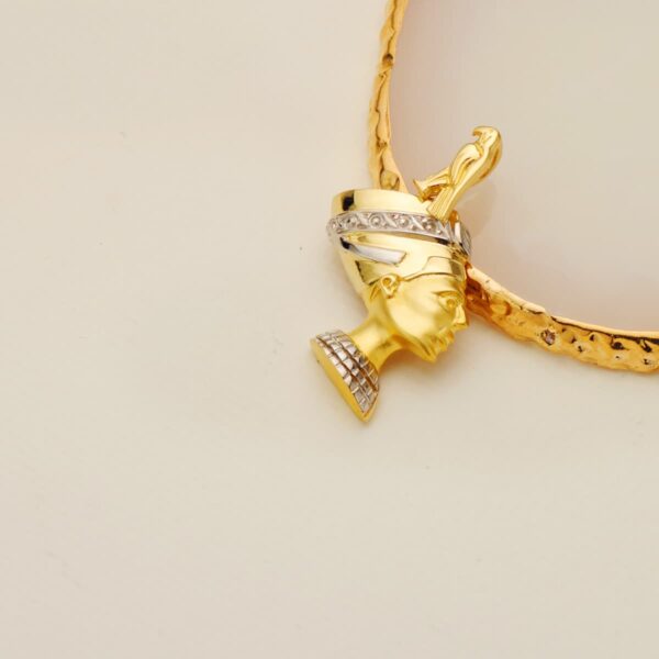 18K COLGANTE ORO BICOLOR NEFERTITI PERFIL EN BRILLO 30X26 MM - Imagen 3