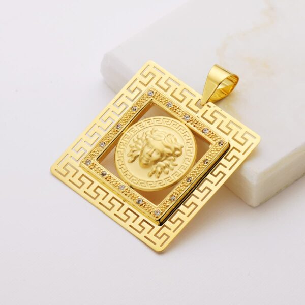 18K COLGANTE ORO AMARILLO CUADRADO MEDUSA Y GRECAS CON CIRCONITA 37X37 MM - Imagen 2