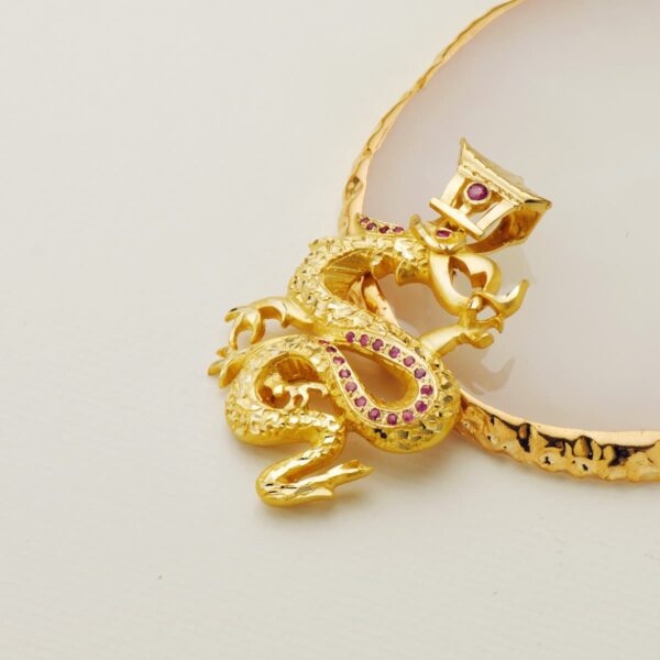 18K COLGANTE ORO AMARILLO DRAGON CON CIRCONITA ROJAS. 43X35 MM - Imagen 3