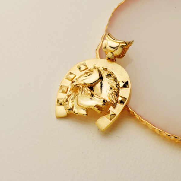 18K COLGANTE ORO AMARILLO HERRADURA CON CABALLOS 35X32 MM - Imagen 3